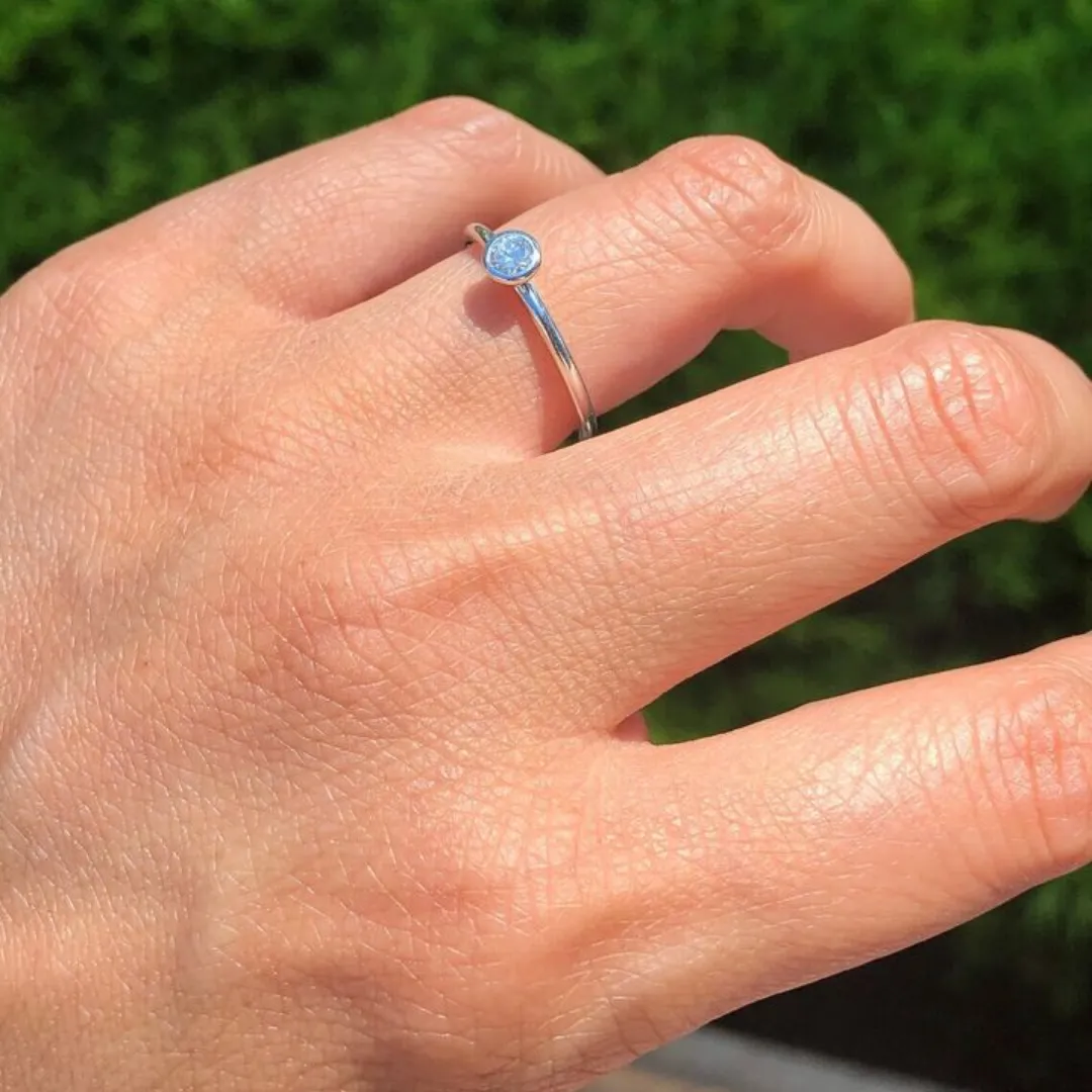 /public/photos/live/Delicate Round Moissanite Edge Solitaire Diamond Ring 740 (4).webp